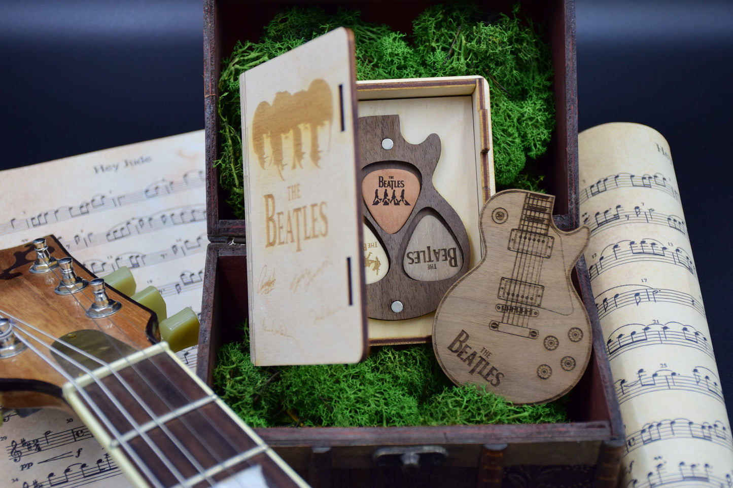 The Beatles guitar pick holder with picks & Gift Box