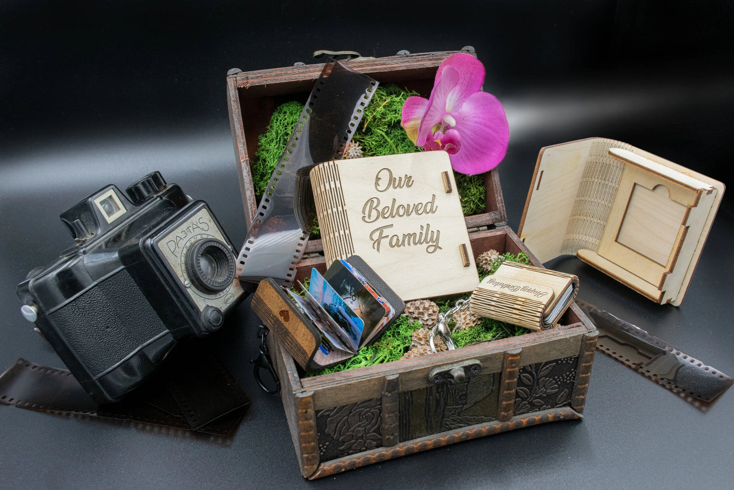 Captivating Wooden Mini Photo Album Keychain – Treasure 36 Memories On-the-Go!